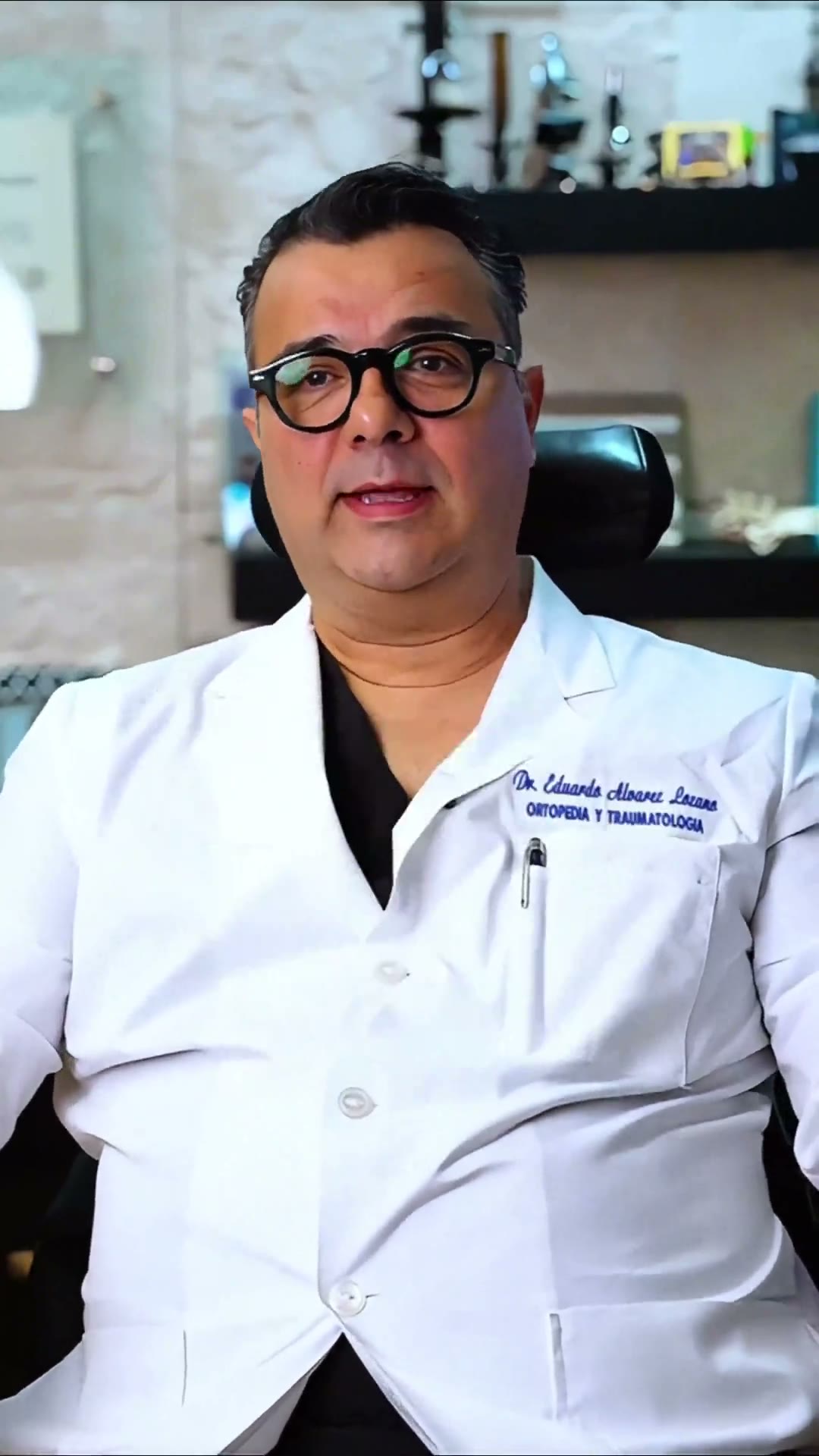 El Dr. Eduardo Álvarez Lozano en su consultorio del Doctors Hospital